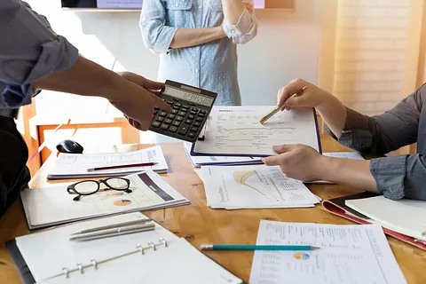 asesores reunidos en su mesa